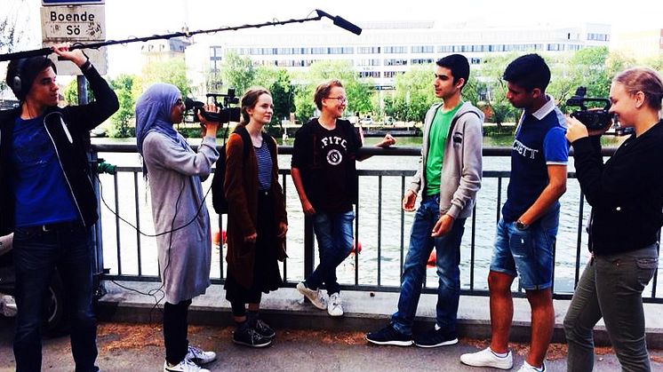 Ungdomar som arbetar med film inom ramen för landstingets kultursommarjobbsatsning är ute på ett filmuppdrag på Södermalm. Foto: Jessica Karlsson.
