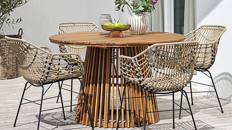 JYSK_Mesa HOLTE Ø120 madera dura + 4 sillas ILDERHUSE natural_3.tif