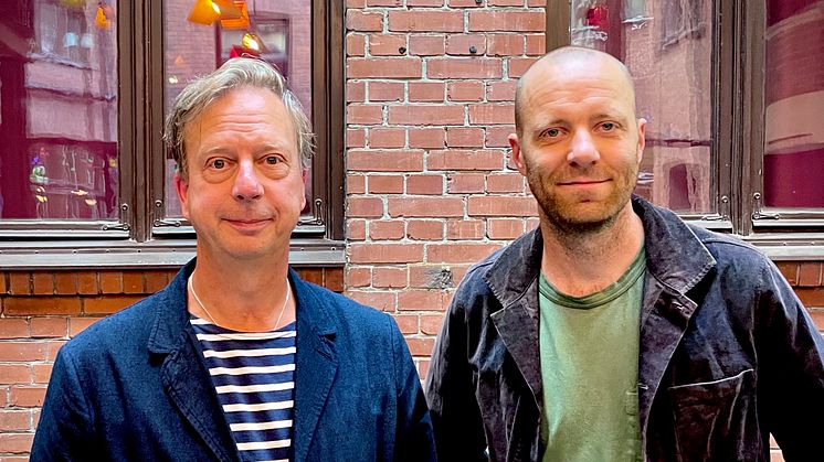 Författaren Torbjörn Flygt och skådespelaren Erik Borgeke, som dramatiserat romanen Underdog till monolog. Den 21 december har Underdog urpremiär på Malmö Stadsteaters scen Hippodromen med Erik Borgeke på scenen.