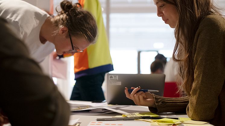 Full aktivitet kring att skapa visualiseringar i sommarens labb. Foto: © Marcus Marcusson / Malmö Museer