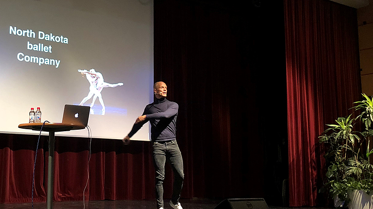 Tobias Karlsson inför en fullsatt aula på Bokelund 2018. Foto: Sölvesborgs kommun