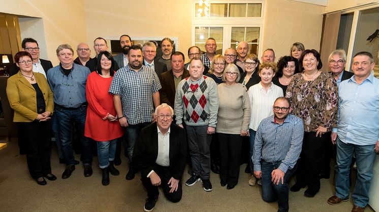 Christian Weber, Generalbevollmächtigter der Karlsberg Brauerei KG Weber (sechster von links), ehrte gemeinsam mit Personalleiterin Kerstin Benedikt und den Betriebsratsvorsitzenden Mitarbeiter von Karlsberg und Vendis. Foto: Karlsberg/Dirk Guldner 