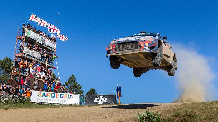 Hyundai Motorsport tar historisk seger i Rally Italia Sardegna.