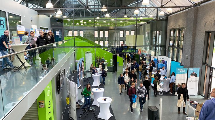 Am 12. Oktober 2023 lädt die TH Wildau Studierende, Absolvent/-innen, Unternehmen und Existenzgründer/-innen zur Firmenkontaktmesse THCONNECT auf den Wildauer Campus ein. (Bild: TH Wildau)