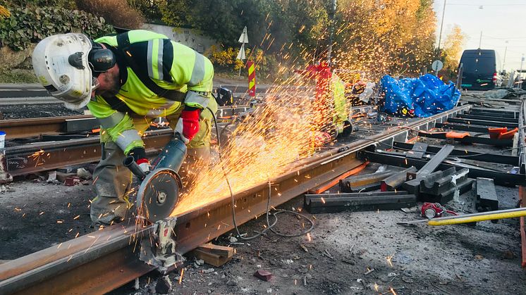 Siste sveis av trikkeskinner i Grefsenveien 2