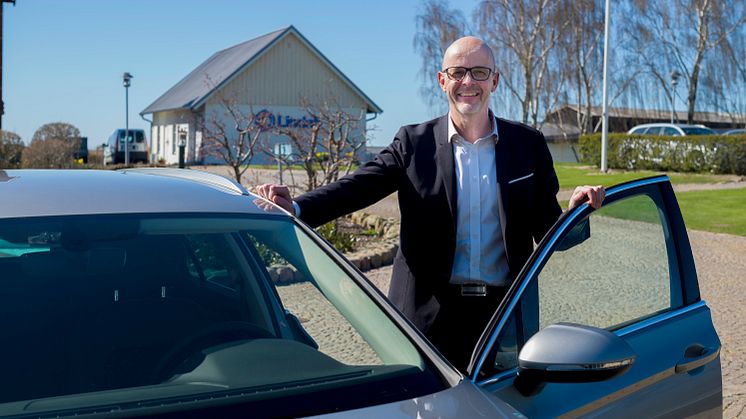 Bengt Andersson, product and marketing director at Lindab, likes the experience of driving to and from home, and all distances up to 40 km on pure electric power.
