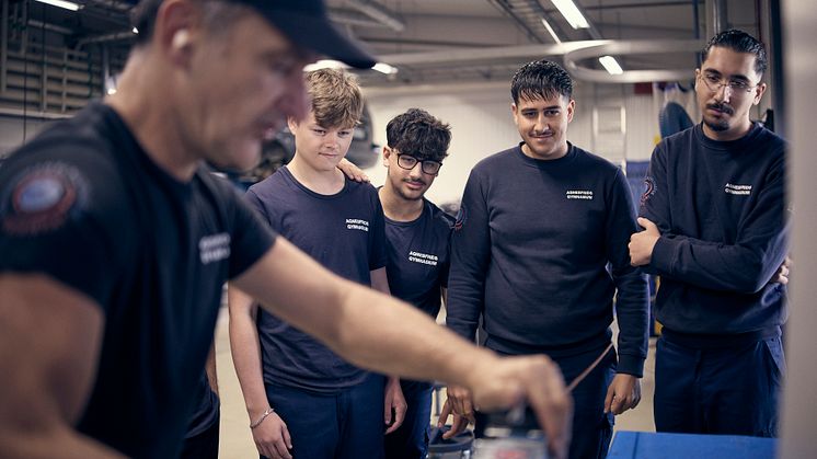Yrkeslärare med elever på fordon- och transportprogrammet på Agnesfrids gymnasium. Foto: Freddy Billqvist