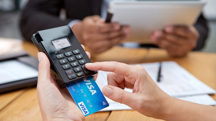 Bezahlen mit Visa im Büro über mPOS_nah