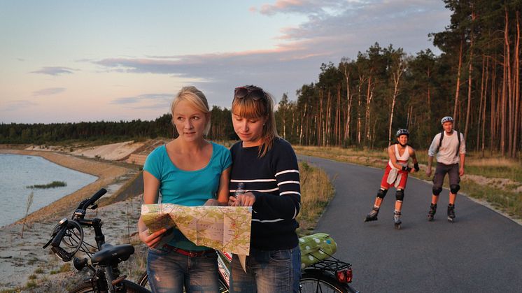 Ob mit dem Fahrrad oder Skates: Im Lausitzer Seenland lässt sich so jede Menge Industriekultur entdecken. Foto: Tourismusverband Lausitzer Seenland / Nada Quenzel