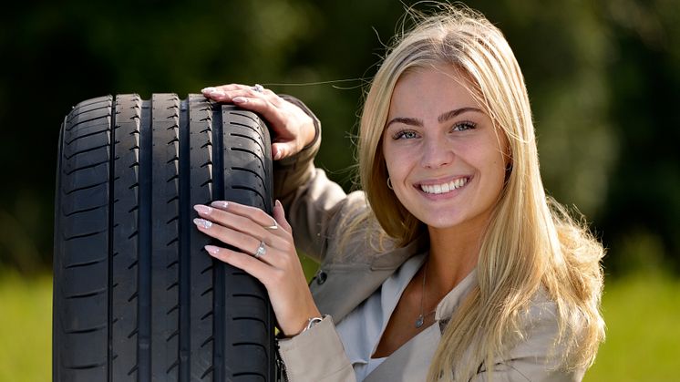Sommerdæk har en hårdere gummiblanding end vinterdæk, og en større del af dækkets profil er i kontakt med vejen. Det gør sommerdæk til det bedste dækvalg på varme sommerveje.