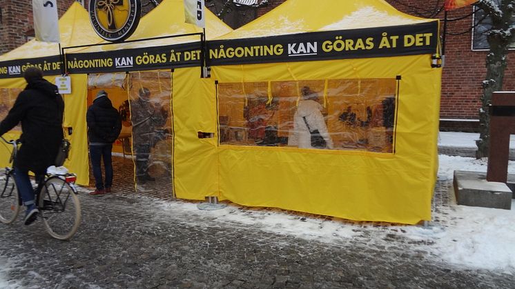 Scientologins Frivilligpastorer gav hjälp och information till besökarna i det gula tältet på Mårtenstorget.