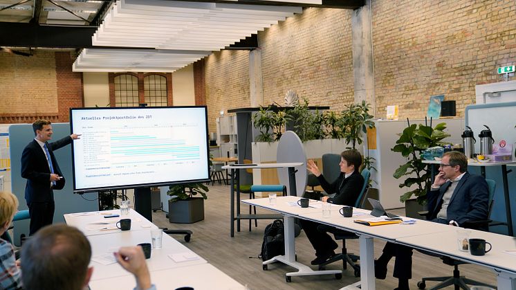 Fabian Heuel, Leiter der Geschäftsstelle des Zentrum der Brandenburgischen Hochschulen für Digitale Transformation, stellt Guido Wendt (rechts), Staatssekretär für Wissenschaft und Bildung in Schleswig-Holstein, das ZDT vor. Foto: TH Wildau