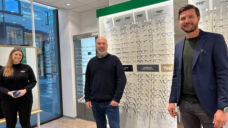 Optikerassistent Synne (t.v), Jostein Hågan (Blå Kors) og Henning Eriksen (Specsavers) .jpg