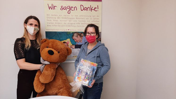 Nicole Lippmann,Teamleiterin TK Maxx Leipzig (Hainstraße) übergibt die Spende an Kerstin Stadler vom Kinderhospiz Bärenherz