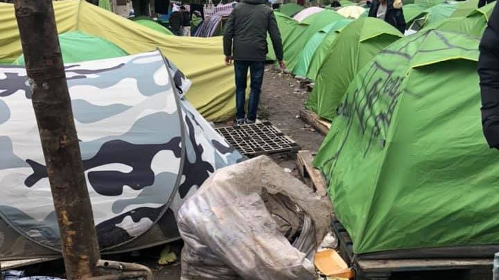 Många blev av med alla sina tillhörigheter när polisen slog till mot tältlägret i Paris.