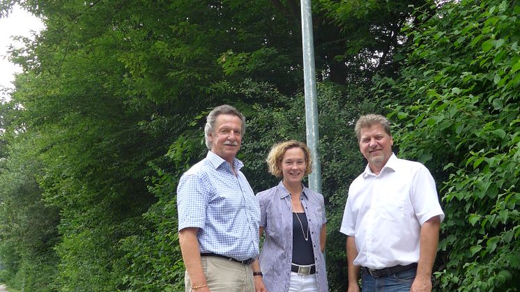 Foto: vl.: Der Planegger Bürgermeister Heinrich Hofmann, Bayernwerk-Kommunalbetreuerin Silke Mall und Harald Zipfel, Bürgermeister Neuried.
