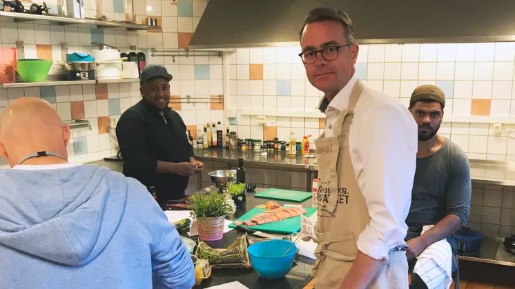 Carl Jeding lagar mat på Skyddsvärnets stödboende