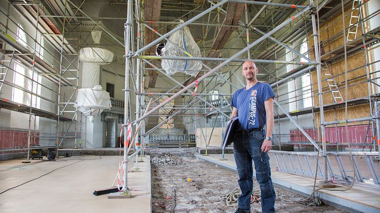 Urban Hedrén är platschef för Byggserviceavdelningens pågående renoveringsprojekt. Här förbereds för nya elinstallatiner, indragning av vattenburen värme och målning. Ljuskronan i mitten inväntar även den renovering. 