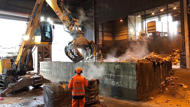 Vid plockanalyser samlar man i 32 ton avfall från olika områden i Göteborg. Avfallet ordnas sedan efter nio huvudfraktioner, 23 sekundära underfraktioner och 39 tertiära. Foto: Bo von Bahr