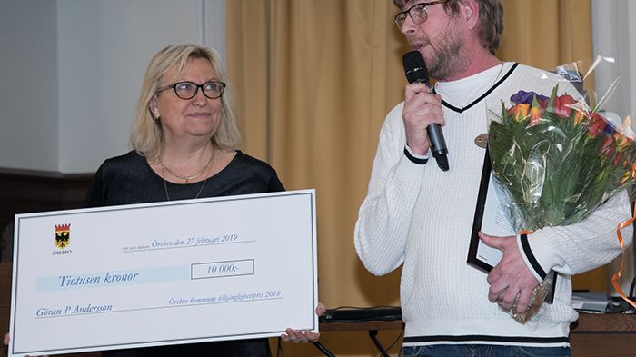 Carina Toro Hartman (S), ordförande i Kommunala tillgänglighetsrådet, delar ut Örebro kommuns tillgänglighetspris 2018 till  Göran P Andersson, Förvaltningen för funktionsstöd