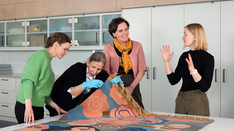 Director Ingrid Røynesdal in conversation with Adine Lexow at the National Museums studio for textile conservation.