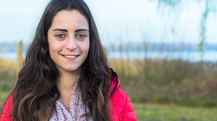 Junge Busfahrerin hört mit zwei Cochlea-Implantaten (CI) – Julia Riepe (24) hat sich für neues Hören mit dem Cochlear™ Kanso® entschieden