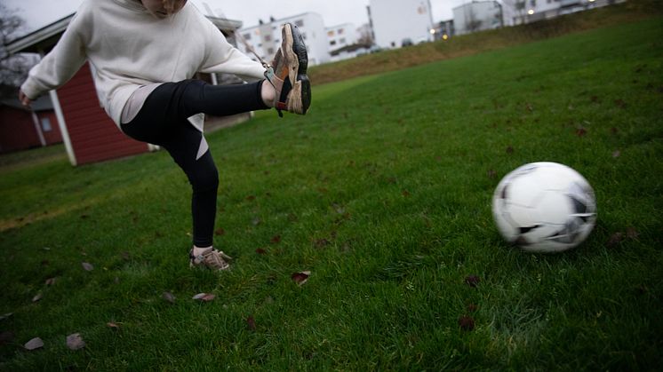 Familjehem-pojke-fotboll-highres