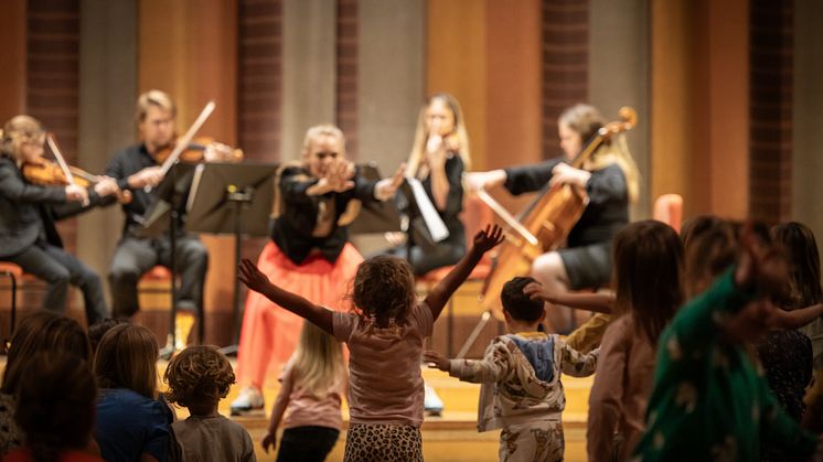 MINI-konsert för barn upp till 5 år, med Ida Lod och unga musiker ur Orkesterakademin, som är knuten till Kungliga Filharmonikerna. Foto: Nadja Sjöström