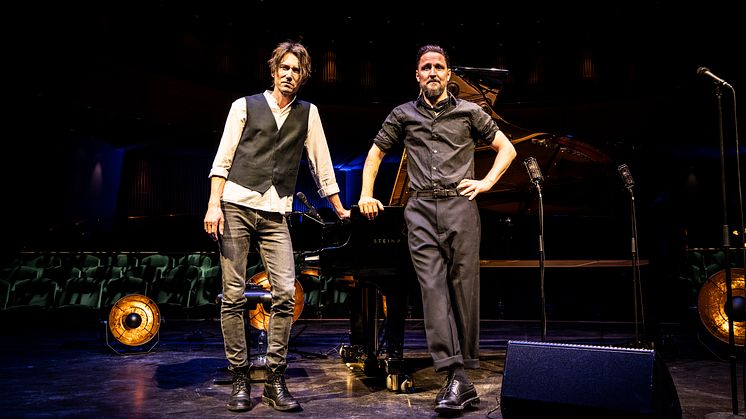 Moneybrother & en flygel - LIVE - Liggande.jpg