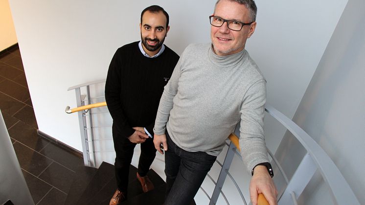 Hedi Kurda, vd för HomeQ, och Dennis Bucht, vd på Fastighetsägarna GFR, är nöjda med avtalet som kan erbjuda bostadssökande en kostnadsfri nationell marknadsplats för hyresrätter