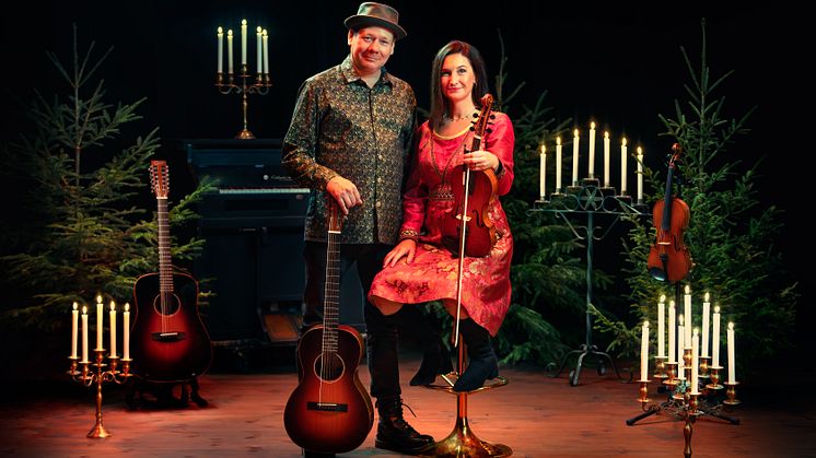 Magnus och Sophia Stinnerbom med vänner bjuder in till Västanå Jul
