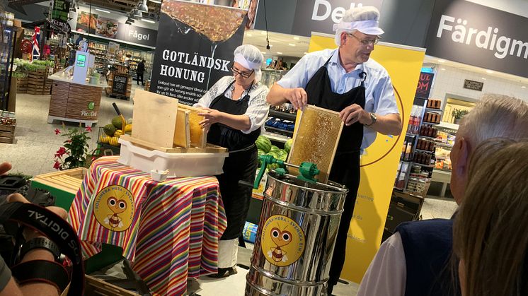 Slungning av honung på Coop Forum i Visby