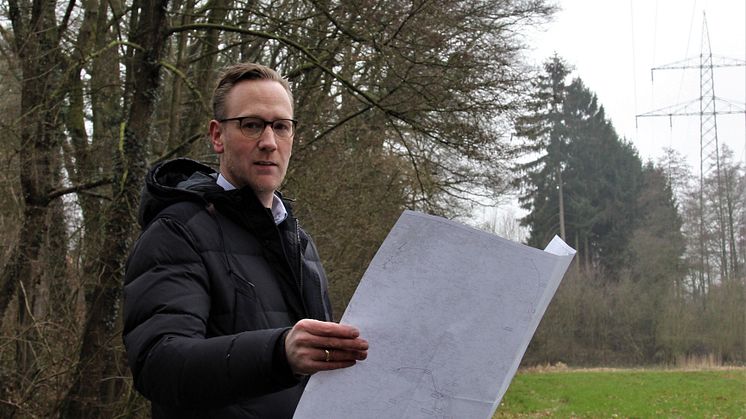 Franjo Senger, Leiter Stromanlagen und Hochspannungs-Leitungen bei Westfalen Weser Netz, mit dem Leitungsplan im Herforder Uhlenbachtal.