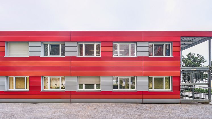 Die neue Werkfeuerwehr von Hydro. Die moderne Metallfassade in unterschiedlichen Rottönen schafft eine interessante plastische Optik und kaschiert die einzelnen Module elegant. 