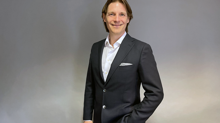 Frippe Stenberg halvfigur liggande.png