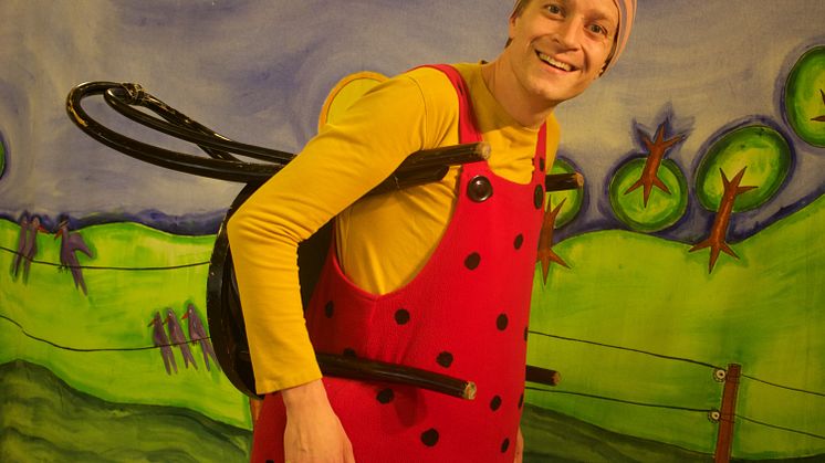 Nasse hittar en stol_Martin Östh_foto-Teater Trampolin.jpg
