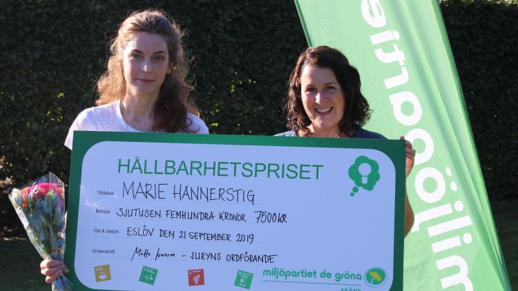 Prisvinnaren Marie Hannerstig och juryordföranden Mätta Ivarsson (MP).