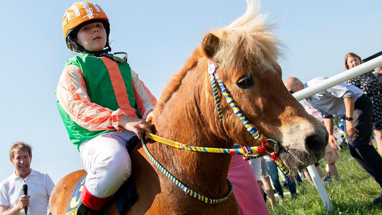 Bildtext: Alva Malmström och Norrskenets Grim vid vinsten i samband med Nationaldagsgaloppen på Gärdet. Foto: Elina Björklund, Svensk Galopp