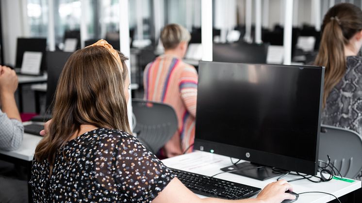 Studenter i digital tentamenssal på Jönköping University