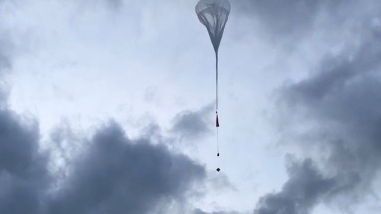 Experimentet innebär att det för första gången släpps tre ballonger, vardera 4000 kubikmeter, samtidigt från Esrange. Under monteras infraljudssensorer på en 100 meter lång lina och tre ytsprängningar utförs på gruvområdet i Mertainen. Foto: SCC