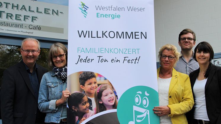 Freuen sich (v. l.): Bürgermeister Hubertus Grimm, Ute Pannewitz und Ilse Marquardt, Kulturbüro, Max Gundermann, DKO, und Christiane Rüsel, Westfalen Weser Netz.