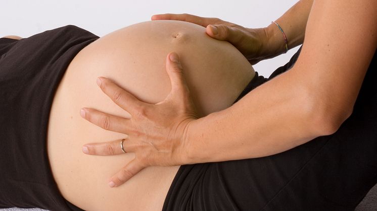 Forschung: Osteopathie hilft gegen Rückenschmerzen  während und nach der Schwangerschaft / Studien zeigen statistisch signifikante, klinisch relevante Erfolge