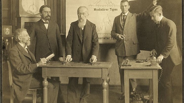 Wilhelm Wundt (Mitte) und seine Mitarbeiter am Leipziger Institut, um 1910