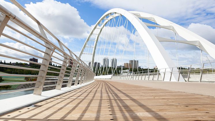 Die neue, 230 Meter lange Brückenkonstruktion zeichnet sich durch einen markanten, über 48 Meter hohen Bogen aus, der als Tor zum Herzen der Innenstadt von Edmonton dient. 