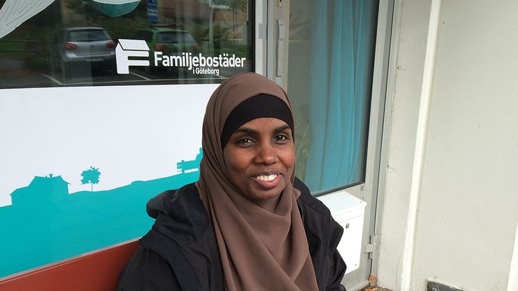 Samsam Disue hjälper hyresgästerna när hissen repareras