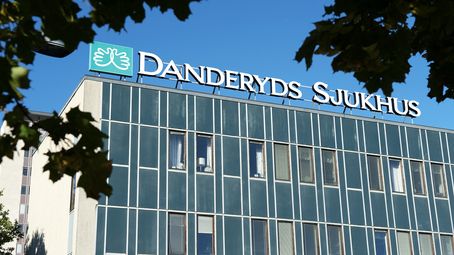 Sodexo hissar flaggorna vid Danderyds sjukhus