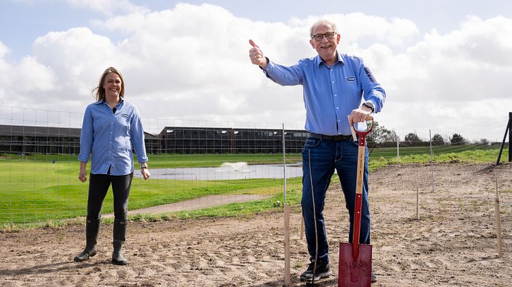 Jørgen Olsen planter sit træ med Line Knudsgård Hviid i baggrunden