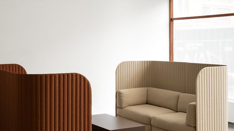Två Focus Spaces tvåsits-soffor med matchande bord.