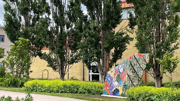 Dagmar Glemmes verk "Skogsandar" vid Vallås centrum. Bild: kulturförvaltningen Halmstads kommun