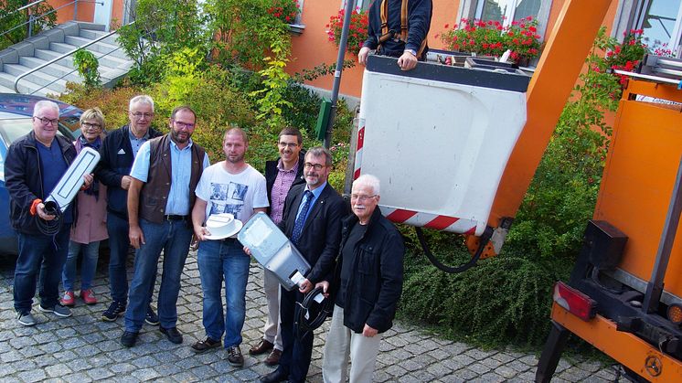 Helle Freude beim Ortstermin: Schon in sechseinhalb Jahren soll sich die LED-Umrüstung der Straßenbeleuchtung für die Gemeinde Röslau dank der Energieeinsparung gerechnet haben.